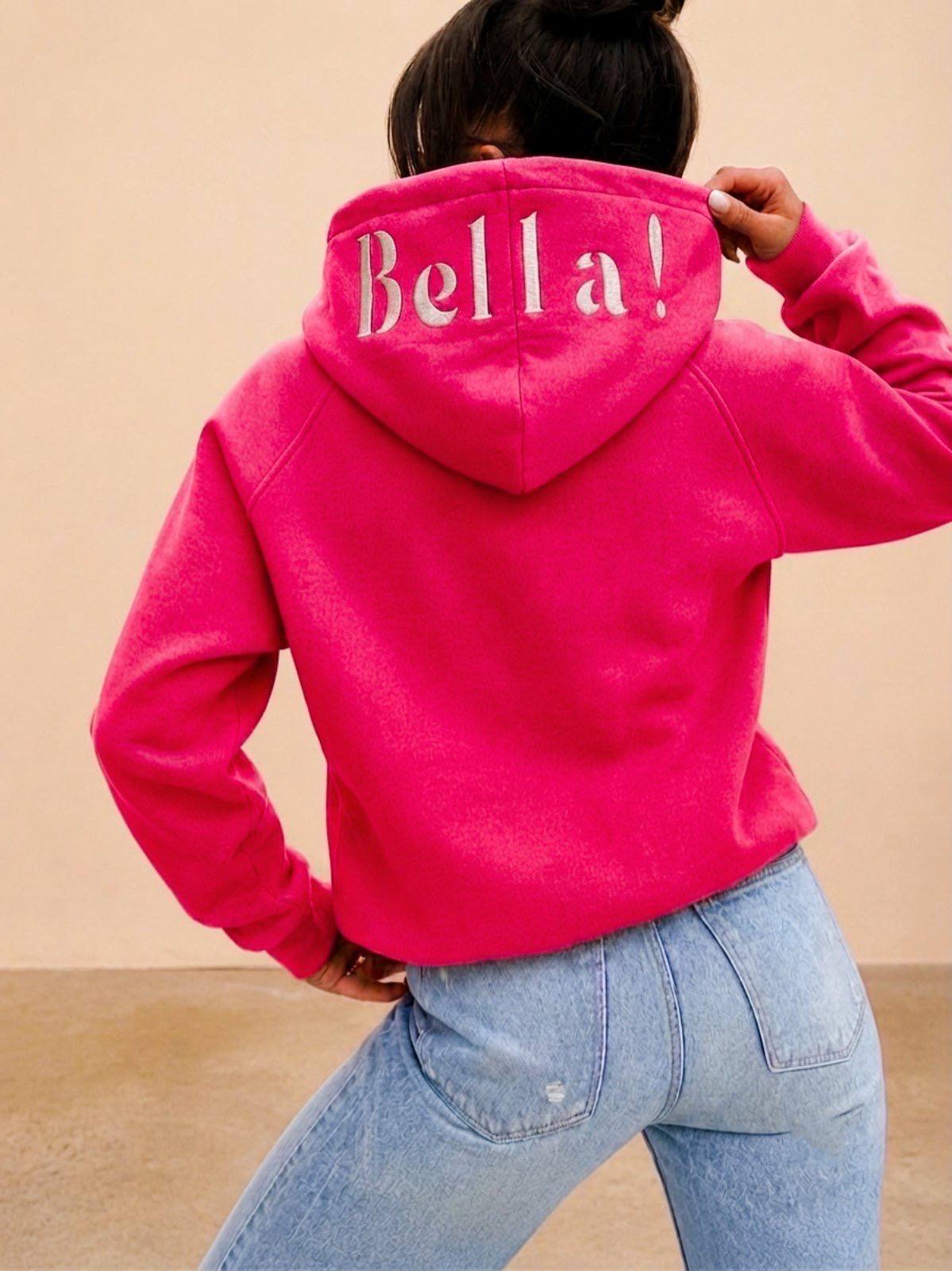 Ocieplana bluza z haftem „Bella!” na kapturze – Fuksja