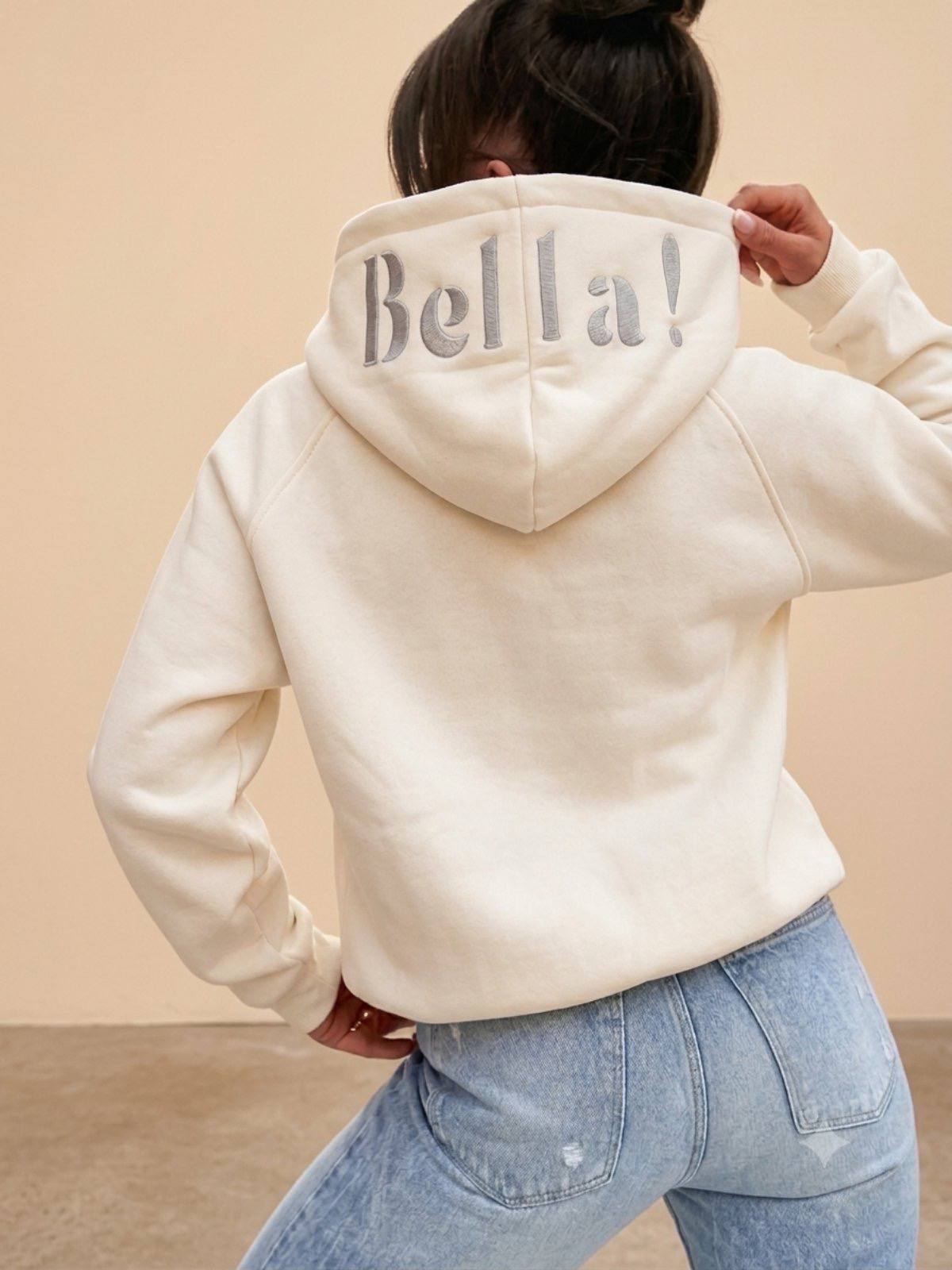 Ocieplana bluza z haftem „Bella!” na kapturze – Ecru