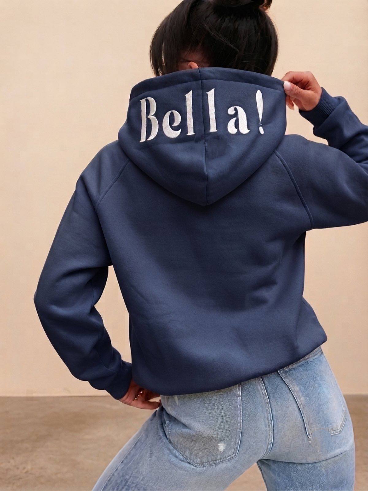 Ocieplana bluza z haftem „Bella!” na kapturze – Granatowy