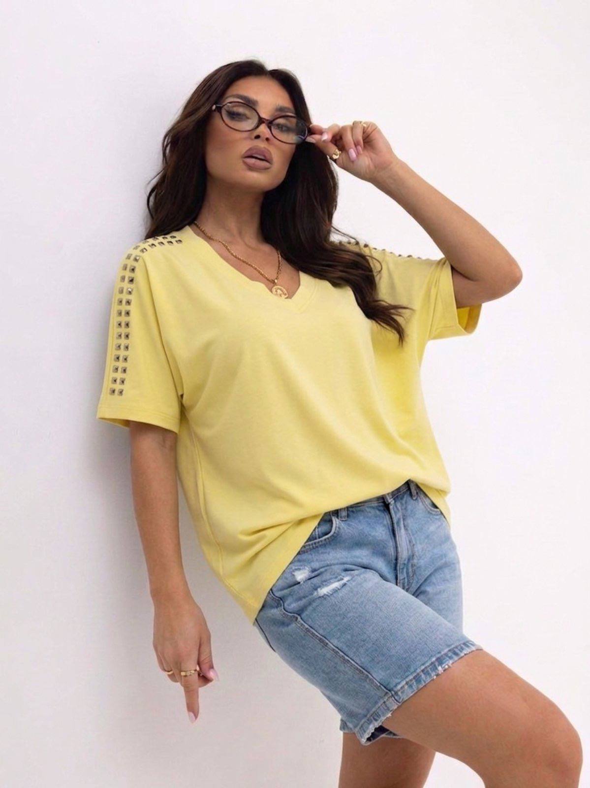 T-shirt damski z dekoltem V i ćwiekami na ramionach – Żółty