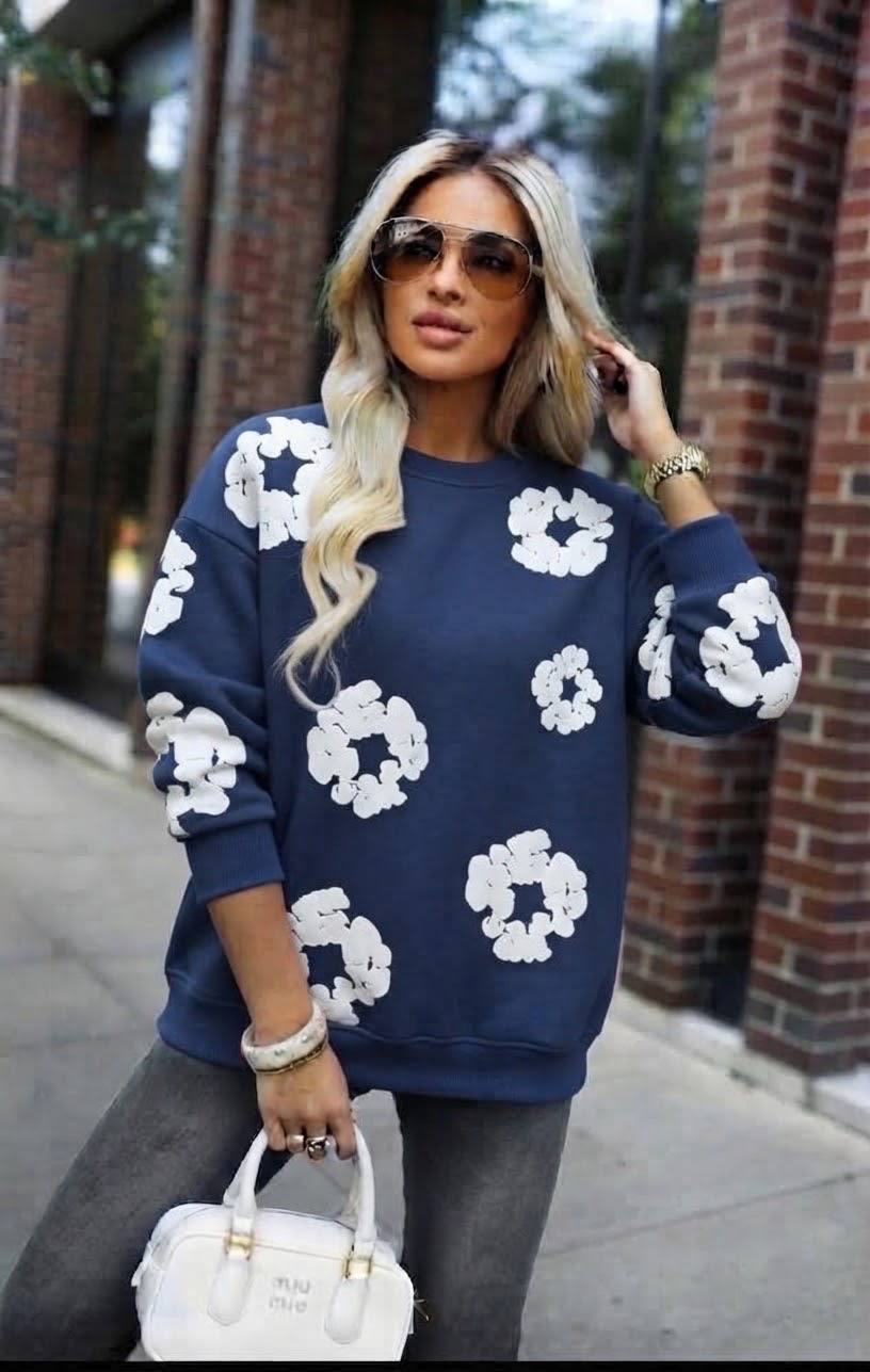 Ocieplana bluza damska w kwiaty – Granatowy